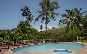 em frente à PRAIA de Taperapuan; piscina; 1 quarto; WiFi 300 mbs; Estacionamento Gratuito 1 veículo